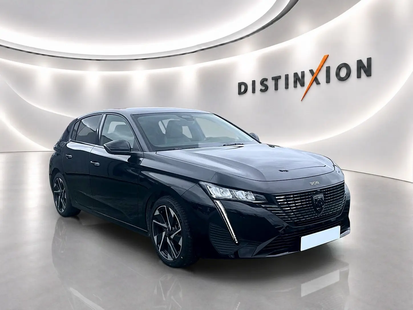 Peugeot 308 noire vue en 3/4 avant droit, avec calandre noire et jantes alliage distinctives.