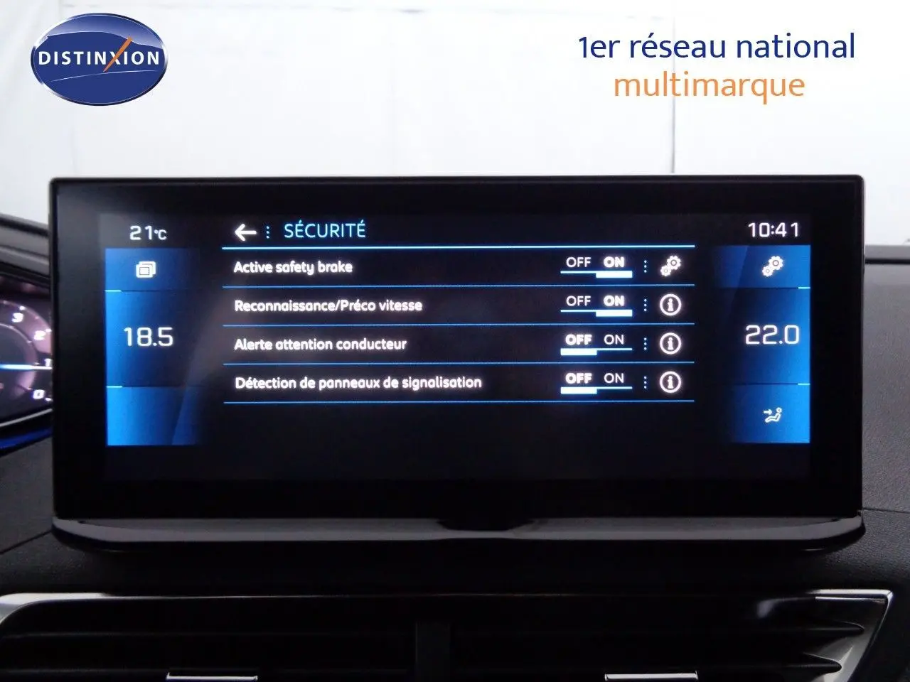 Écran tactile central affichant les réglages de sécurité dans l'habitacle d'une Peugeot 3008 noir métal 2023.