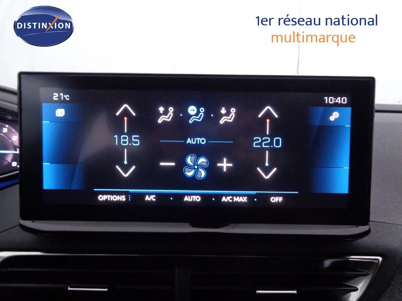 Écran tactile de climatisation affichant les réglages de température et ventilation dans un Peugeot 3008 noir métal 2023.