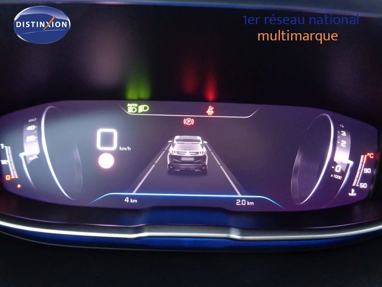 Tableau de bord numérique du Peugeot 3008 noir métal 2023 affichant une vue arrière du véhicule et la vitesse à 0 km/h.