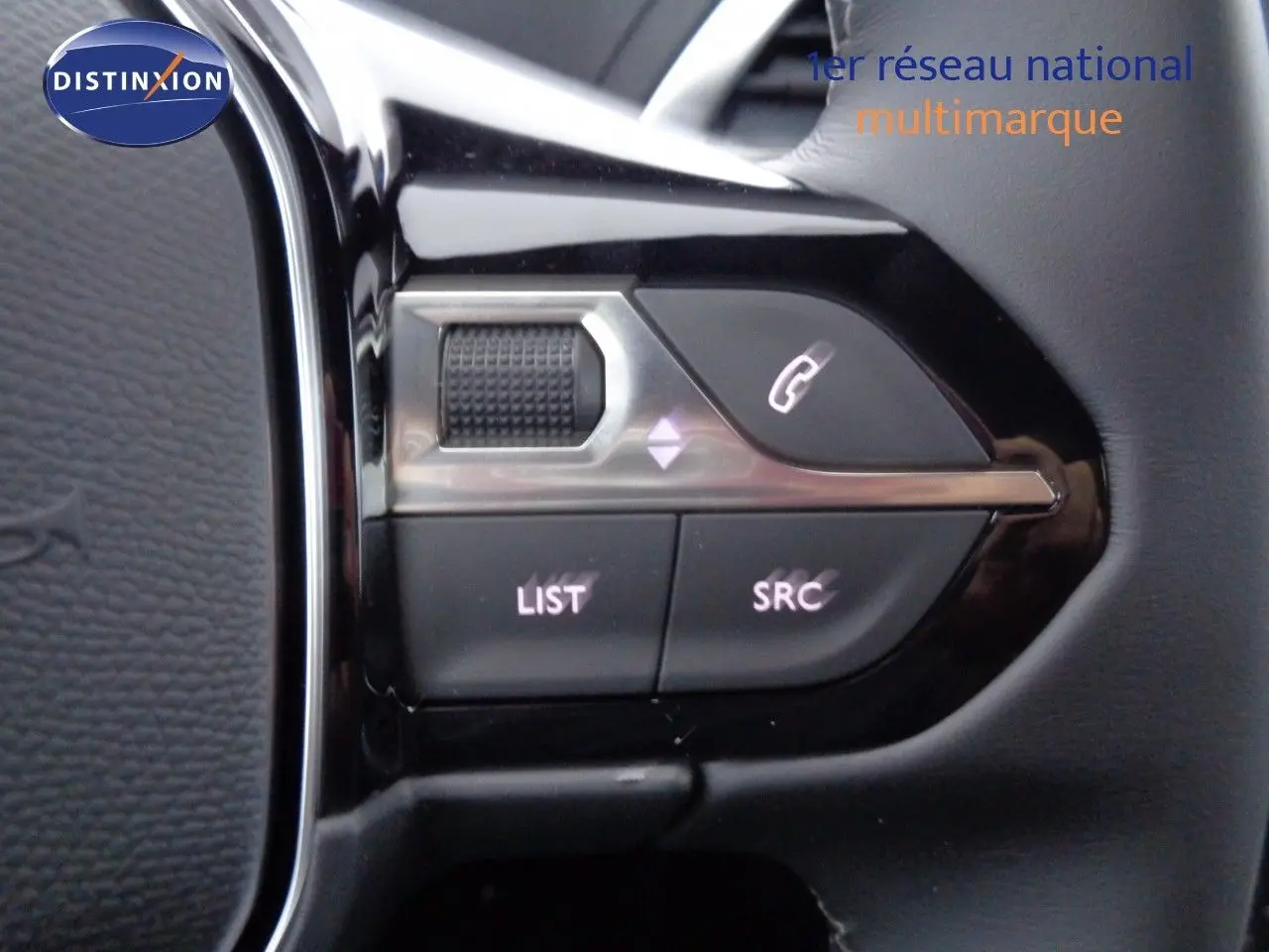 Gros plan sur les commandes au volant noir brillant du Peugeot 3008 2023 côté gauche, avec boutons LIST et SRC.