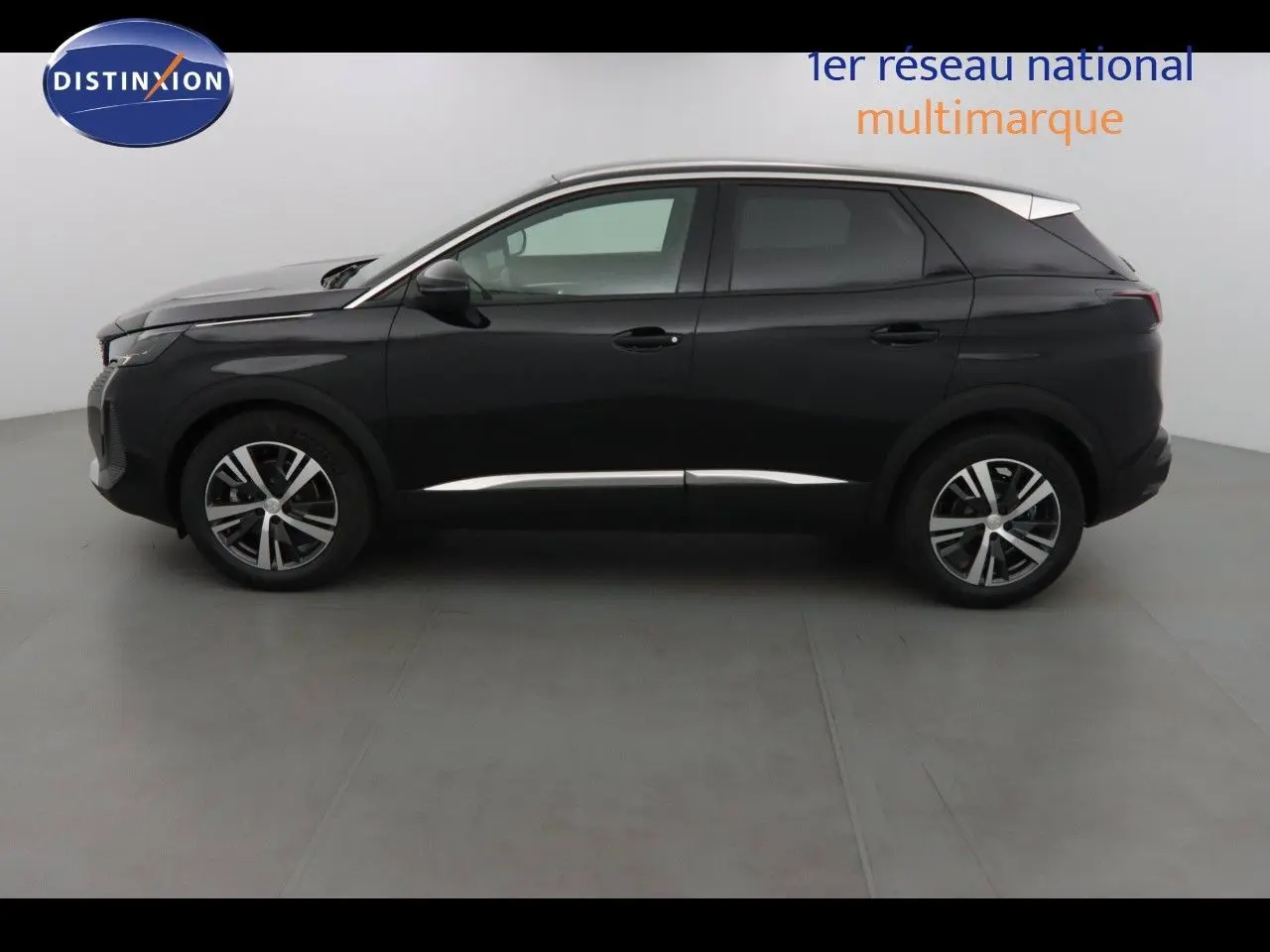 Peugeot 3008 noir métal en vue profil côté gauche, soulignant ses lignes épurées et jantes bi-ton.