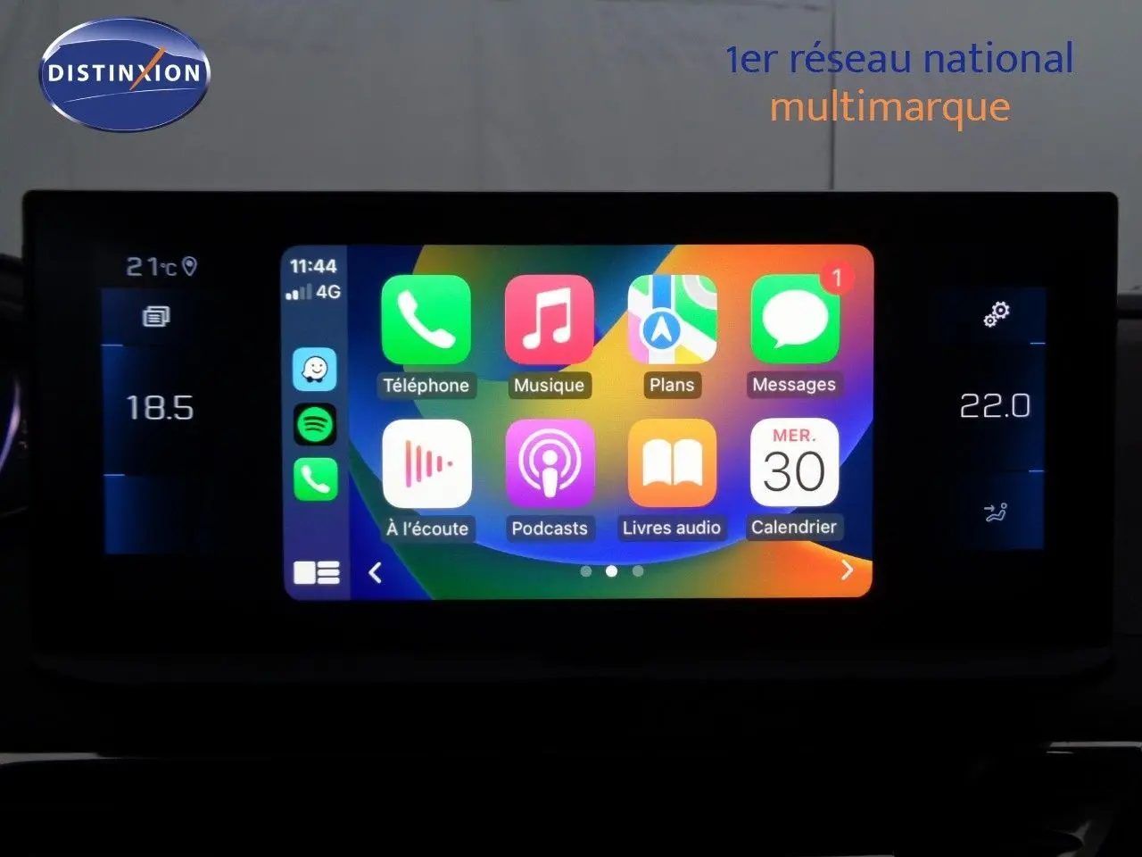 Écran tactile central du Peugeot 3008 noir métal 2023 affichant des applications connectées et la climatisation digitale.