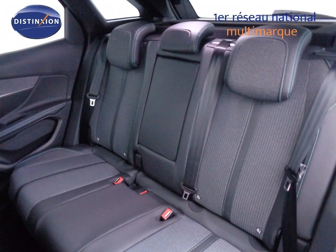 Vue intérieure des sièges arrière en tissu noir et cuir du Peugeot 3008 2023, avec appuie-têtes et ceintures visibles.