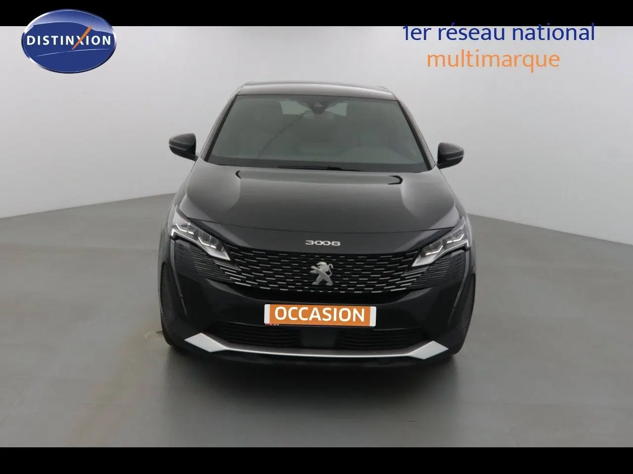 Vue arrière du Peugeot 3008 noir métal 2023 avec feux arrière LED caractéristiques et hayon fermé.