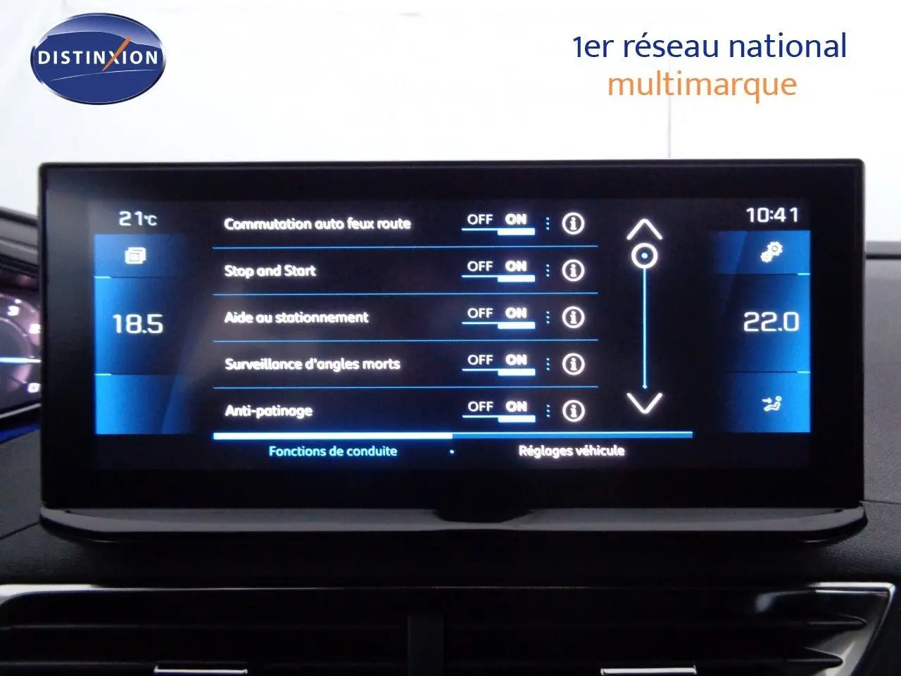 Écran tactile du tableau de bord du Peugeot 3008 2023 affichant les réglages d'aide à la conduite et climatisation.
