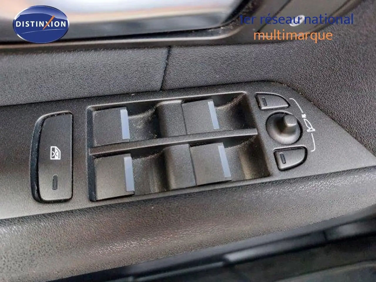 Gros plan sur les commandes de lève-vitres et rétroviseurs côté gauche du Range Rover Evoque blanc 2018.