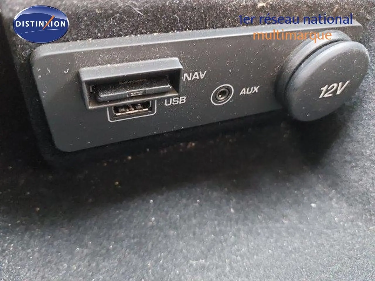 Gros plan sur la prise USB, port AUX et prise 12V du Land Rover Range Rover Evoque blanc de 2018.