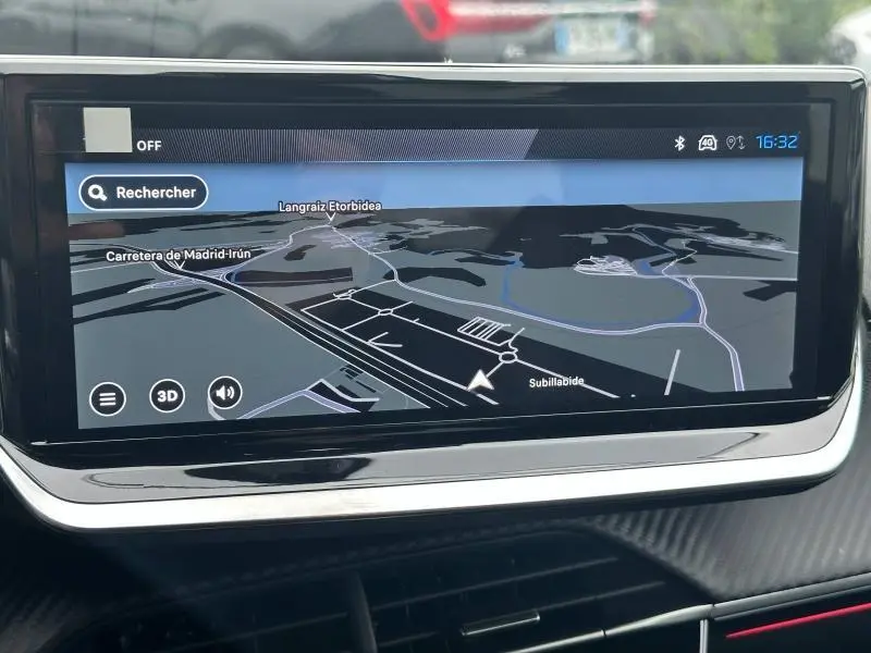 Écran tactile du système de navigation de la Peugeot 208 Hybrid 1.2 GT 2025 affichant une carte en 3D.