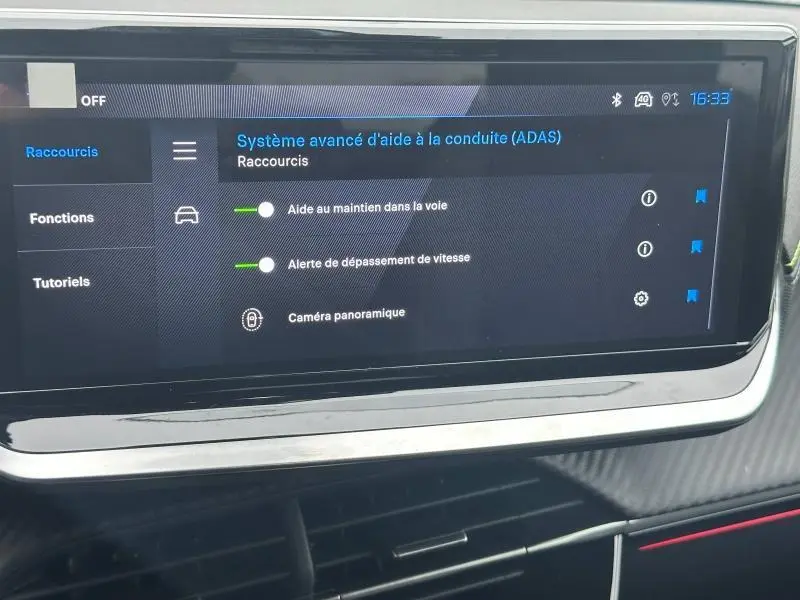 Écran tactile central du Peugeot 208 1.2 Hybrid 110ch GT 2025 affichant les aides à la conduite activées.