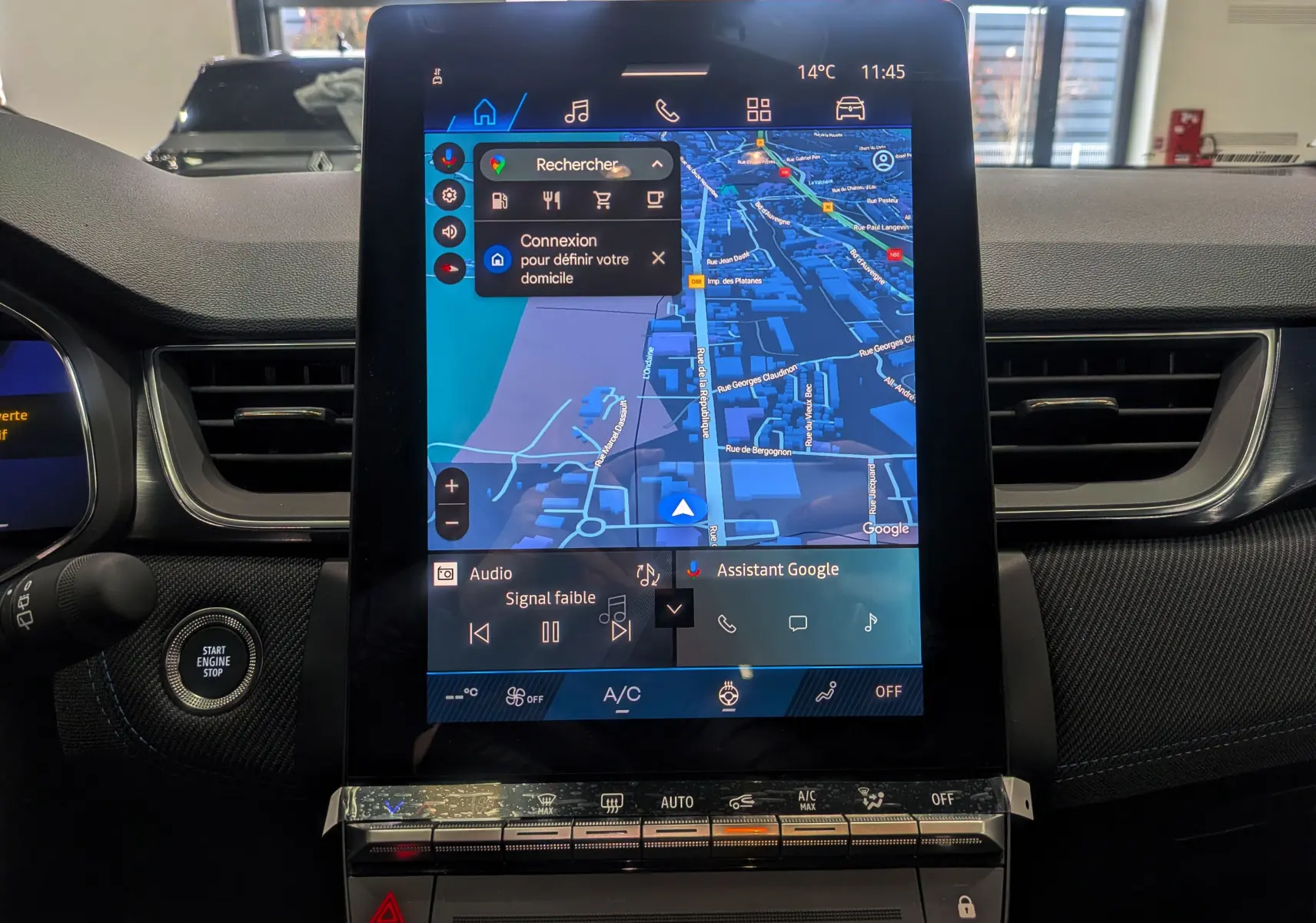 Écran tactile central affichant la navigation GPS dans l'habitacle du Renault Symbioz gris Cassiopé, vue de face.