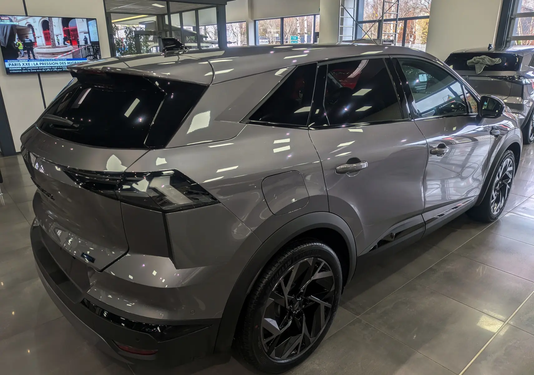 Renault SYMBIOZ gris Cassiopé en vue 3/4 arrière droit, soulignant ses lignes modernes et jantes noires distinctives.