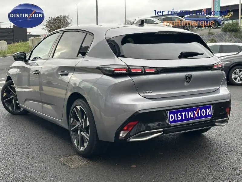 Vue 3/4 arrière droite d'une Peugeot 308 gris Artense avec feux arrière LED et jantes alliage distinctives