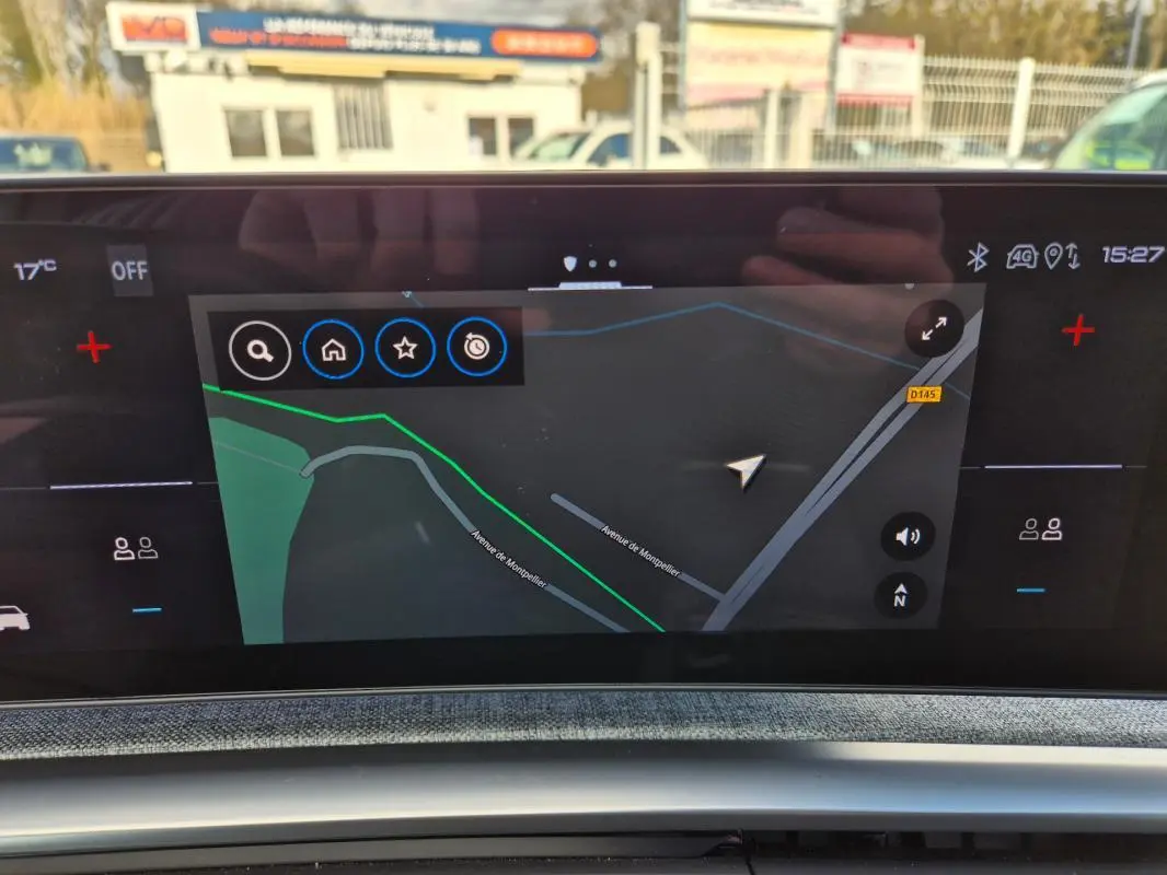 Vue rapprochée du cockpit numérique du Peugeot 3008 Hybrid 136 e-DCS6 GT 2024, affichant la navigation GPS.