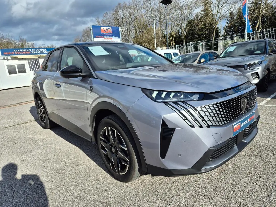 Peugeot 3008 Hybrid gris clair en 3/4 avant droit, avec jantes alliage 19 pouces et calandre distinctive GT.