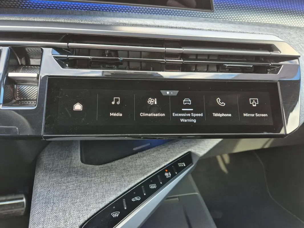 Vue rapprochée du tableau de bord du Peugeot 3008 Hybrid gris clair, avec écran tactile et commandes climatisation.
