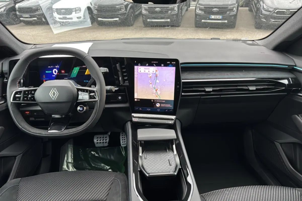 Vue intérieure avant du Renault Austral E-Tech 200 Esprit Alpine avec tableau de bord numérique et écran tactile central vertical.