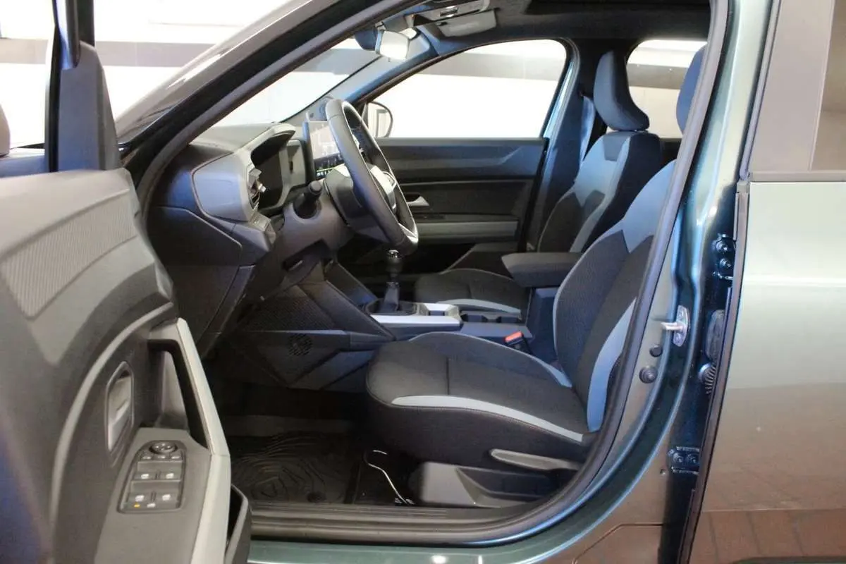 Vue intérieure côté conducteur du Dacia Bigster gris schiste 2026, mettant en valeur les sièges et le tableau de bord digital.
