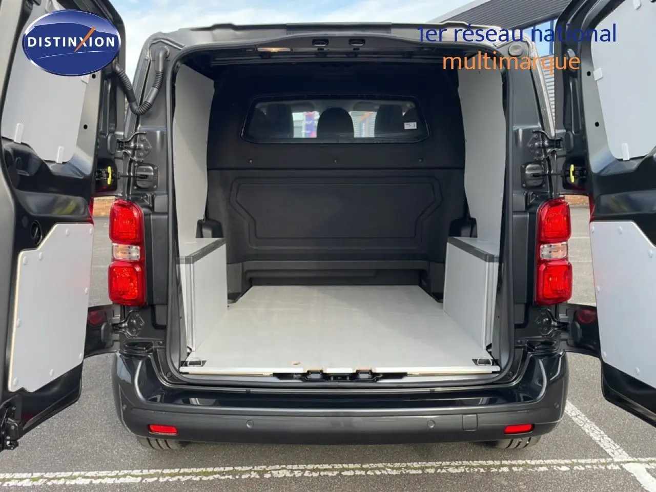 Vue arrière ouverte du Citroën Jumpy cabine approfondie gris titane métal, montrant l'espace de chargement vide et aménagé.