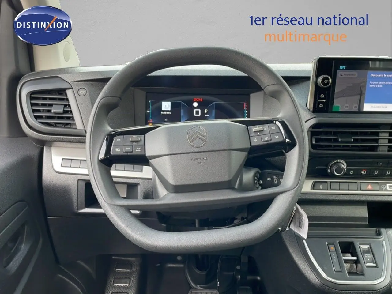 Vue intérieure centrée sur le volant multifonction et tableau de bord numérique du Citroën Jumpy cabine approfondie gris titane.