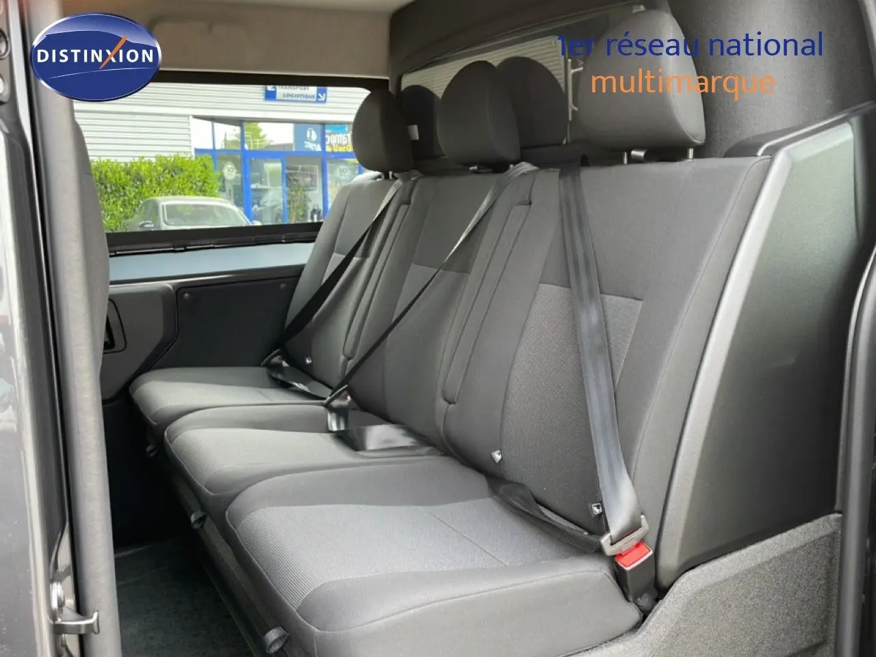 Vue intérieure côté droit des sièges arrière gris tissu du Citroën Jumpy Cabine Approfondie gris titane métal.