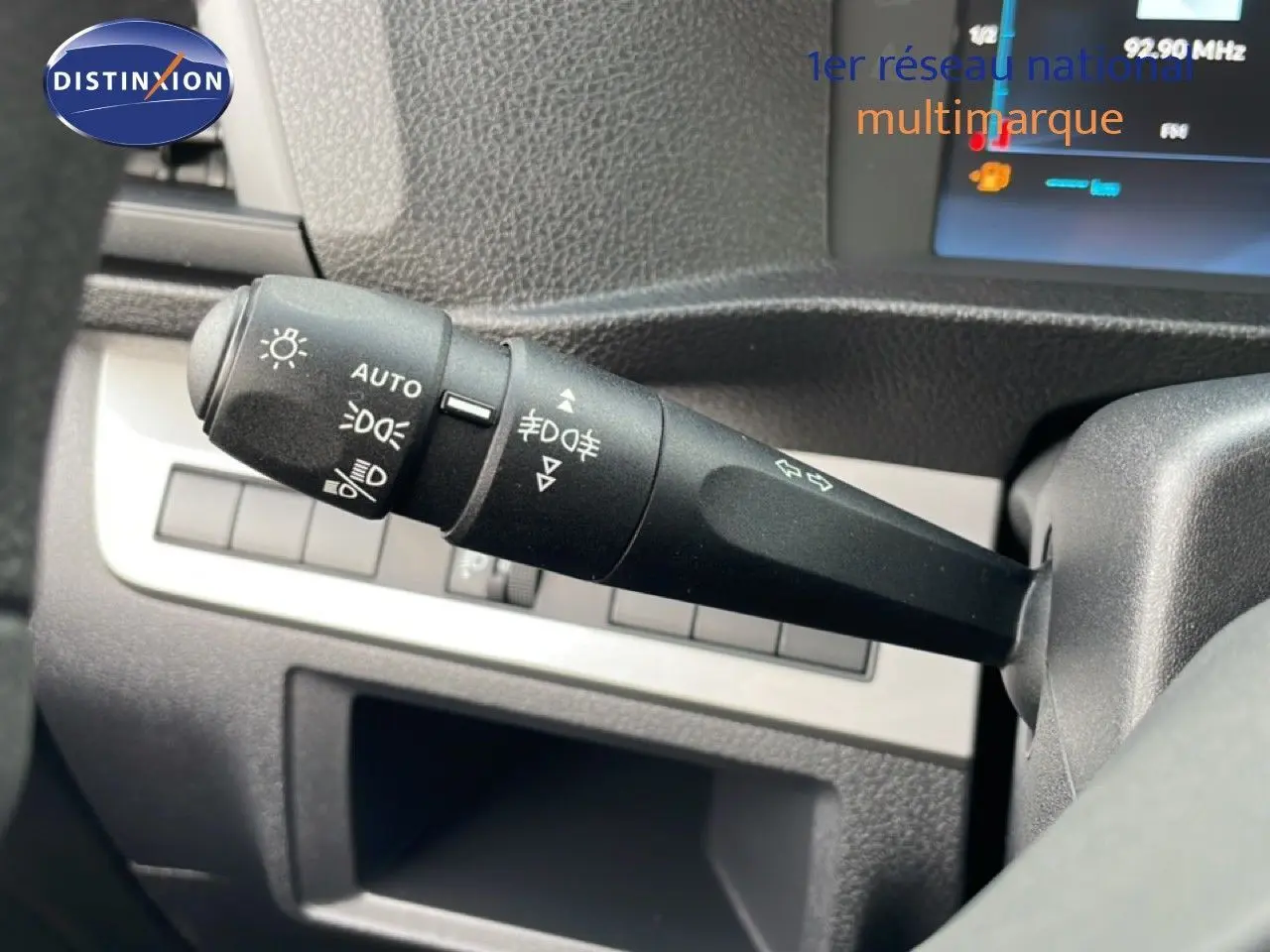 Gros plan sur la manette de commande d’éclairage du tableau de bord d’un Citroën Jumpy Cabine Approfondie gris titane.