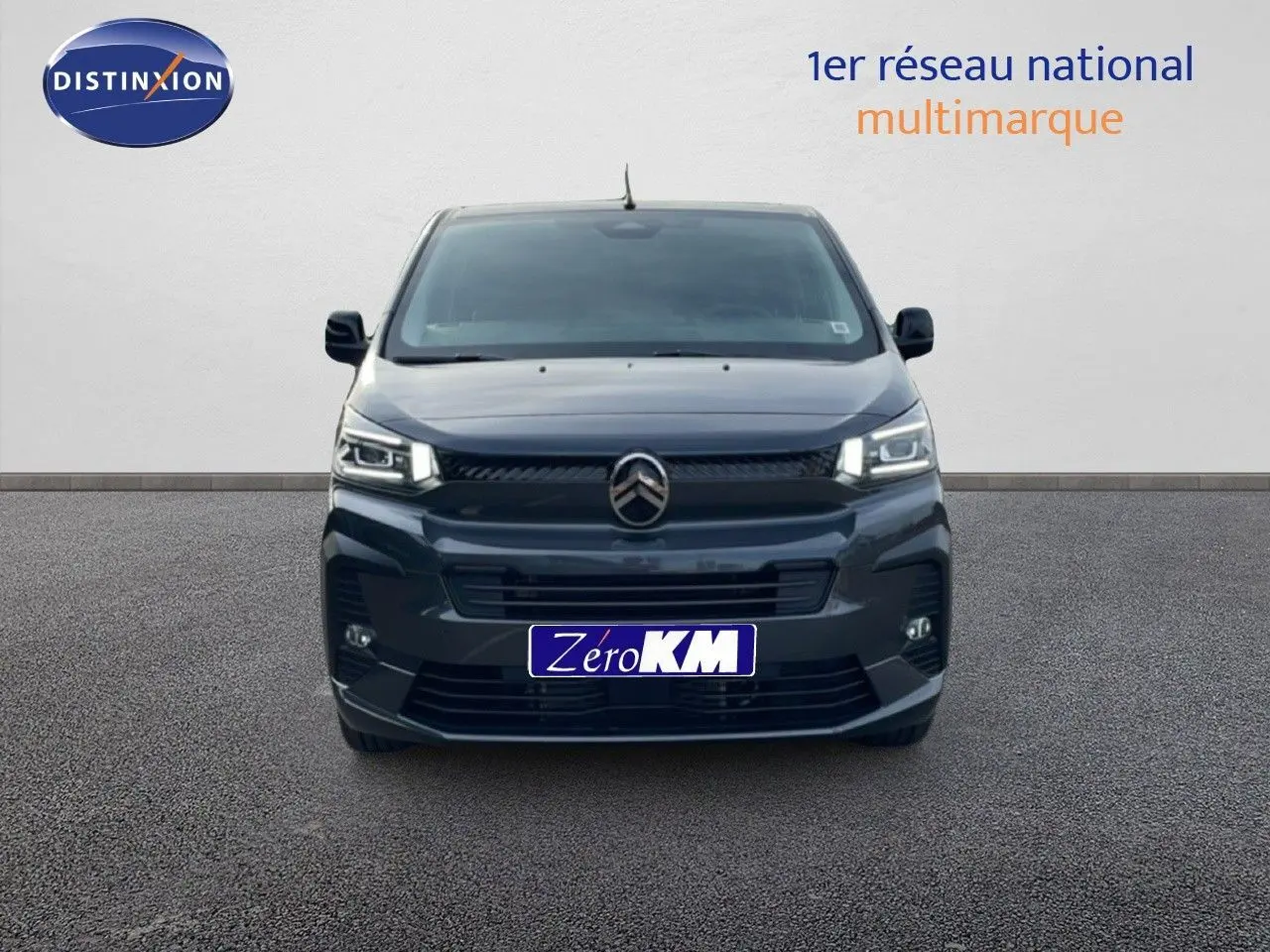 Vue frontale d'un Citroën Jumpy Cabine Approfondie gris titane métal, avec calandre et phares LED distinctifs.