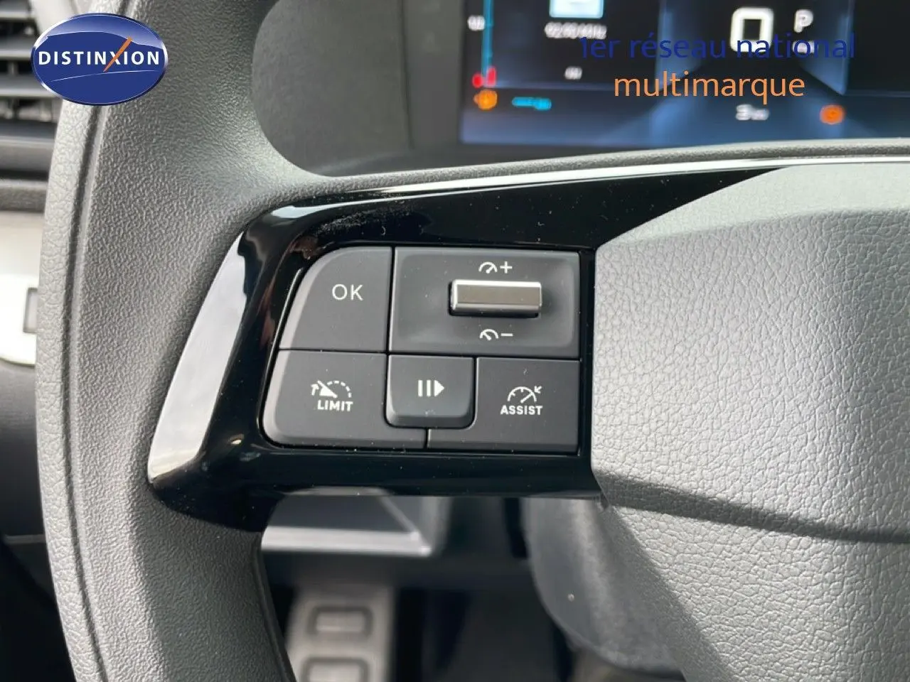Gros plan sur les commandes au volant du Citroën Jumpy Cabine Approfondie 2026, finition gris titane métal.
