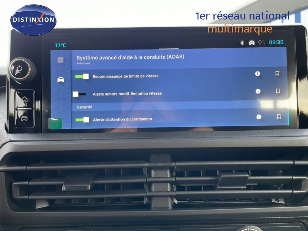 Écran tactile du système d’aide à la conduite dans l’habitacle du Citroën Jumpy gris titane, vue frontale rapprochée.