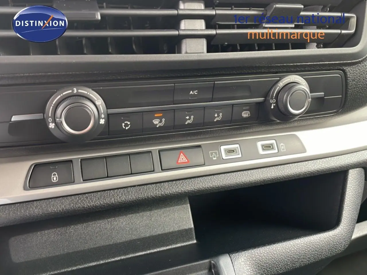 Détail de la console centrale du Citroën Jumpy Cabine Approfondie gris titane, montrant les commandes de climatisation et ports USB.