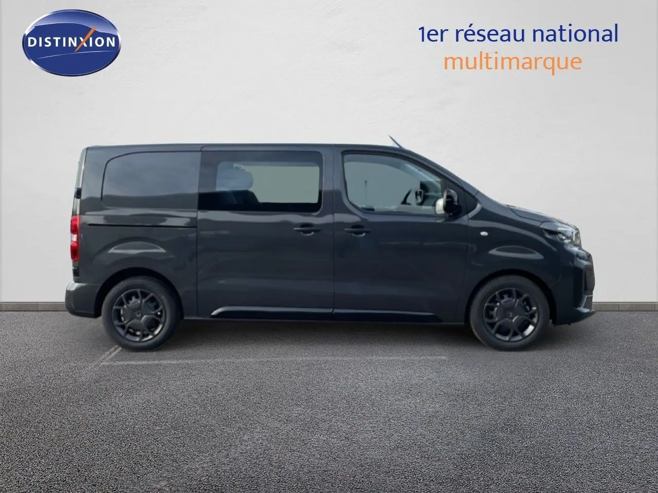 Vue latérale droite d'un Citroën Jumpy Cabine Approfondie gris titane métallisé, profil épuré et vitres teintées.