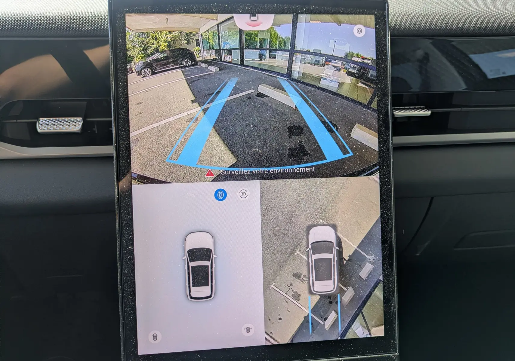 Écran central du JAECOO J5 noir carbone montrant la caméra de recul et l’aide au stationnement en vue arrière et 3D.