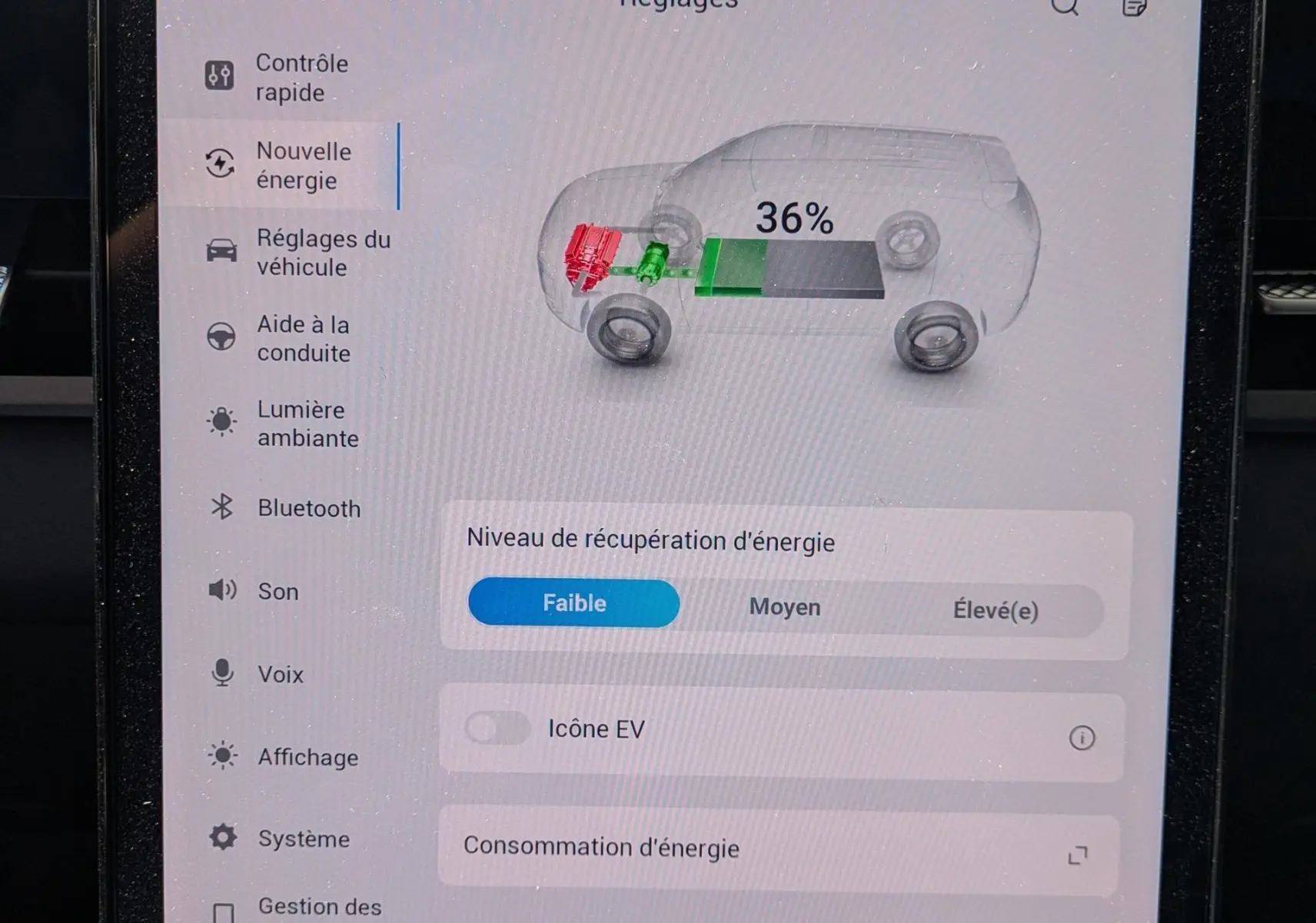 Écran tactile intérieur du JAECOO J5 affichant les réglages d'énergie et la récupération à 36%, interface claire en français.