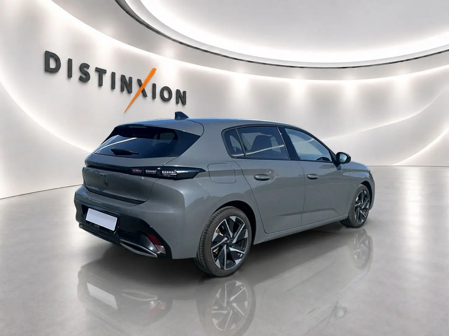 Vue 3/4 arrière droite d'une Peugeot 308 2025 gris artense avec jantes alliage et feux arrière LED distinctifs.