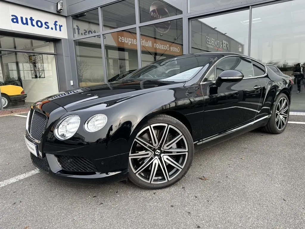 Bentley Continental GT 4.0 V8 Mulliner noire vue en 3/4 avant droit, avec jantes alliage distinctives et calandre imposante.