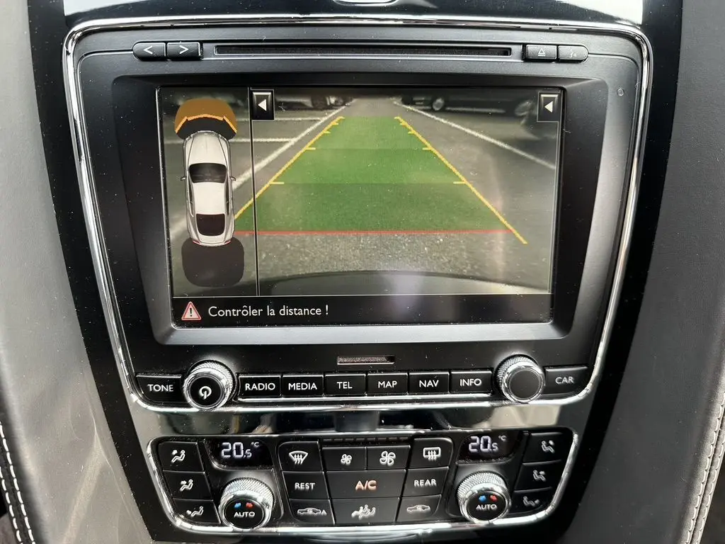 Écran de la console centrale montrant la caméra de recul et les commandes climatisation d'une Bentley Continental GT noire Mulliner 2013.