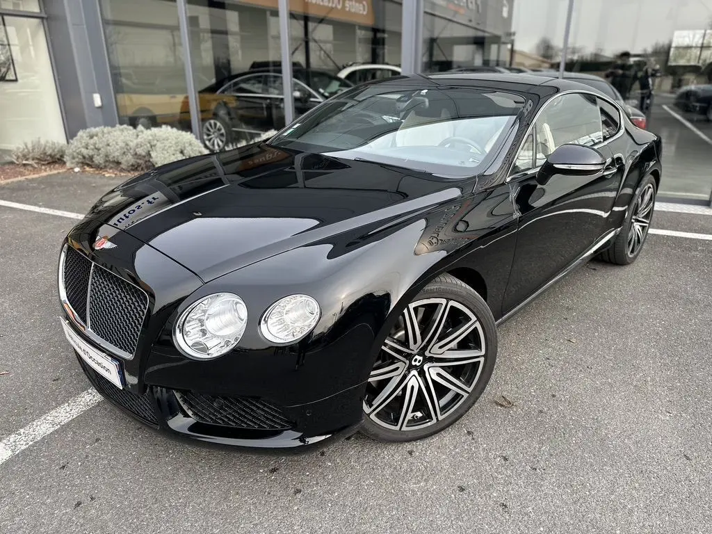 Bentley Continental GT 4.0 V8 Mulliner noire vue 3/4 avant droit, avec jantes distinctives et calandre imposante.
