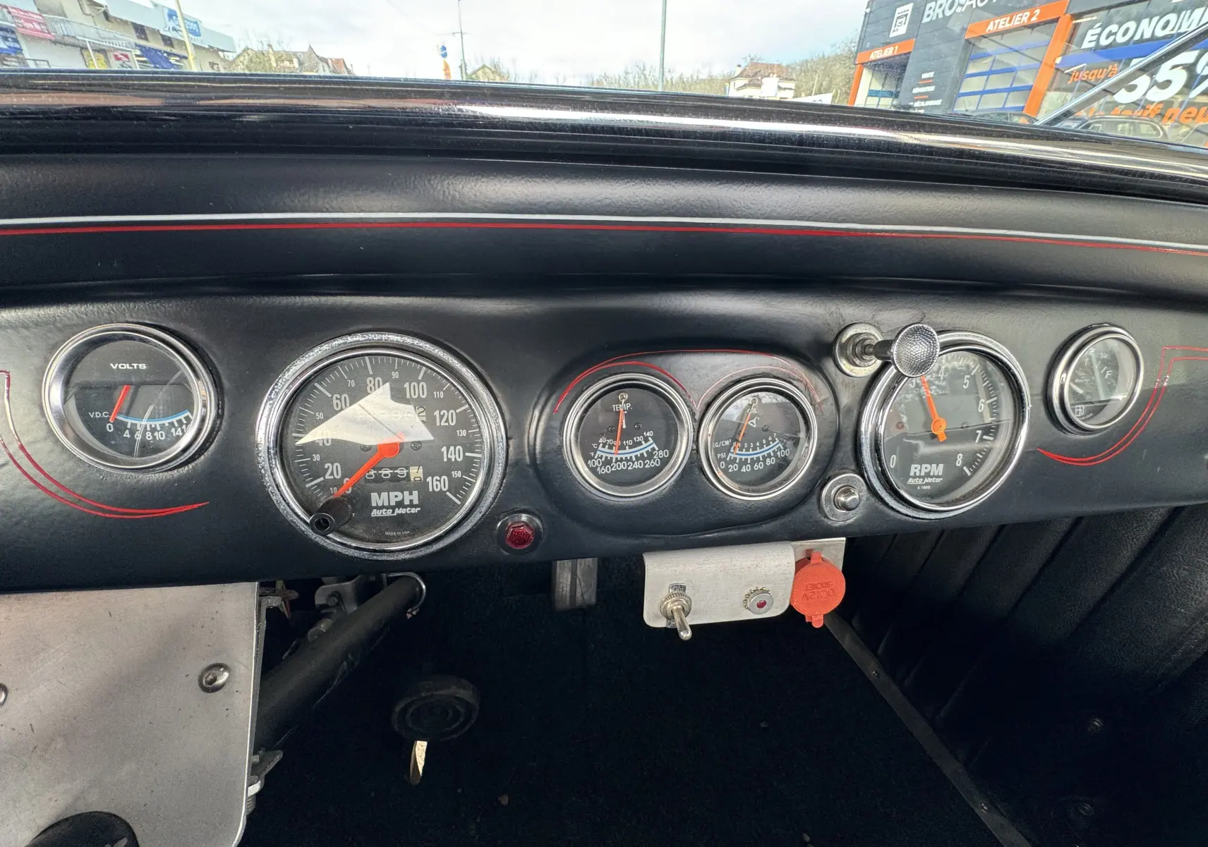 Tableau de bord noir du Ford T Hot Rod V8 1923 avec compte-tours, compteur de vitesse et indicateurs rouges faits main