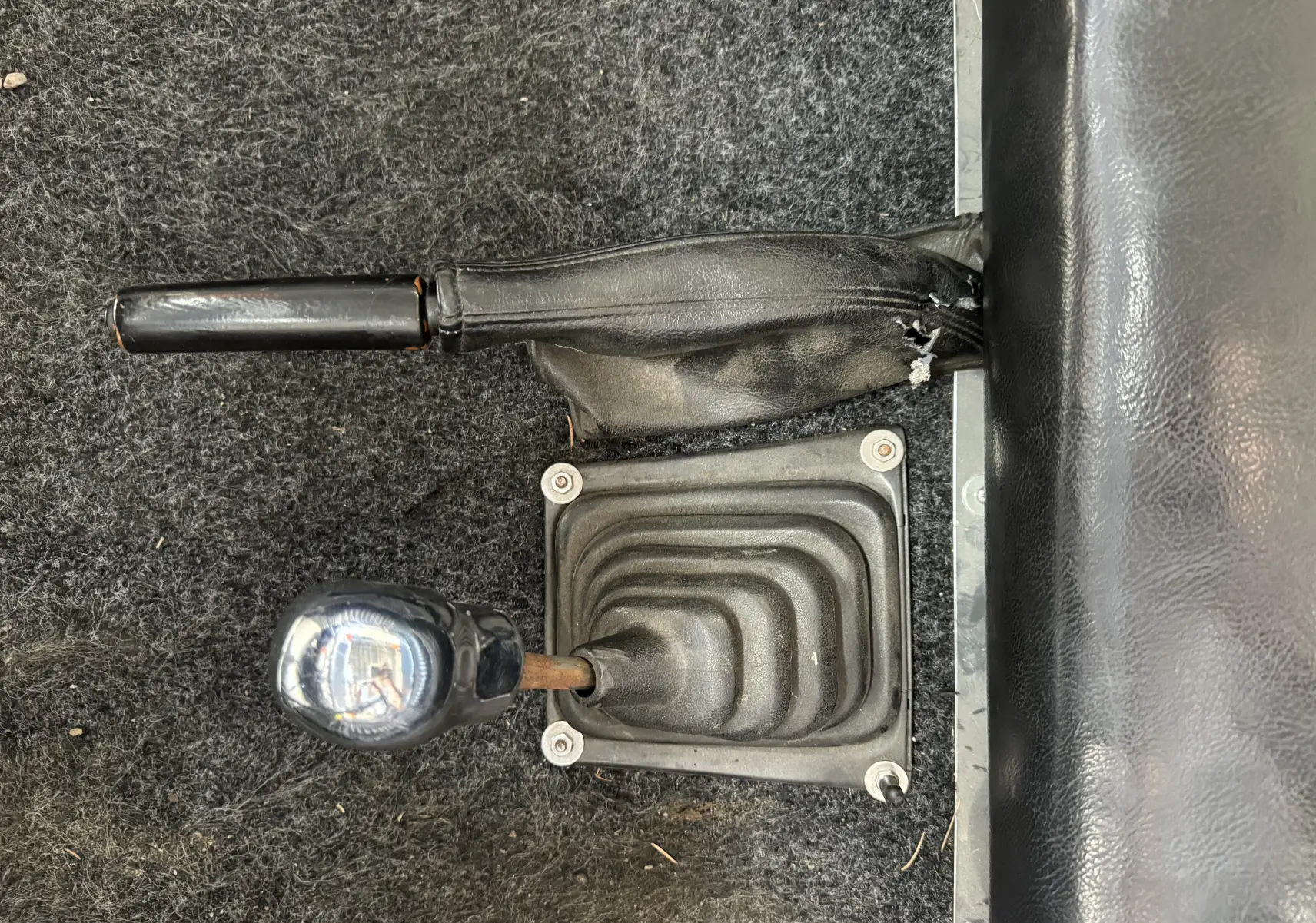 Vue rapprochée du levier de vitesse et frein à main en cuir noir dans le Ford T Hot Rod V8 de 1923.