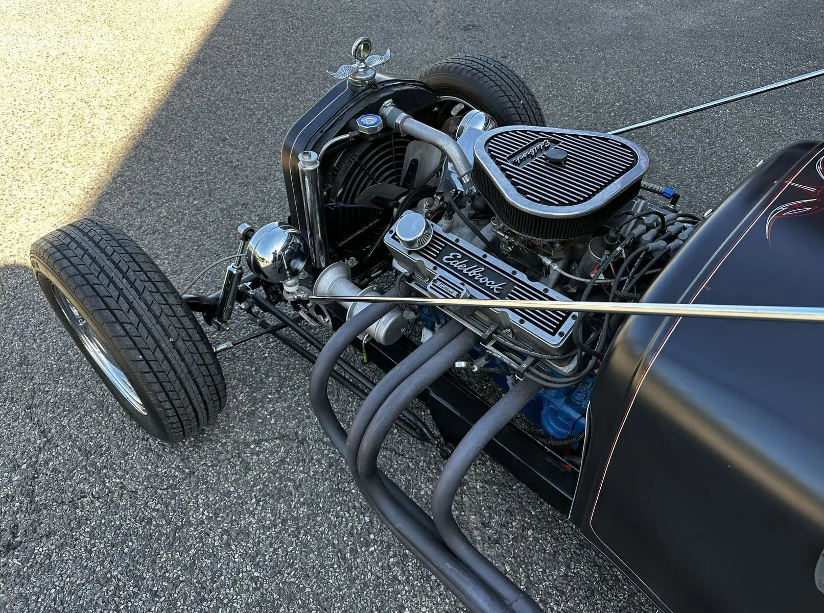 Gros plan sur le moteur V8 et l'avant droit noir mat du Ford T Hot Rod 1923 avec détails peints à la main.