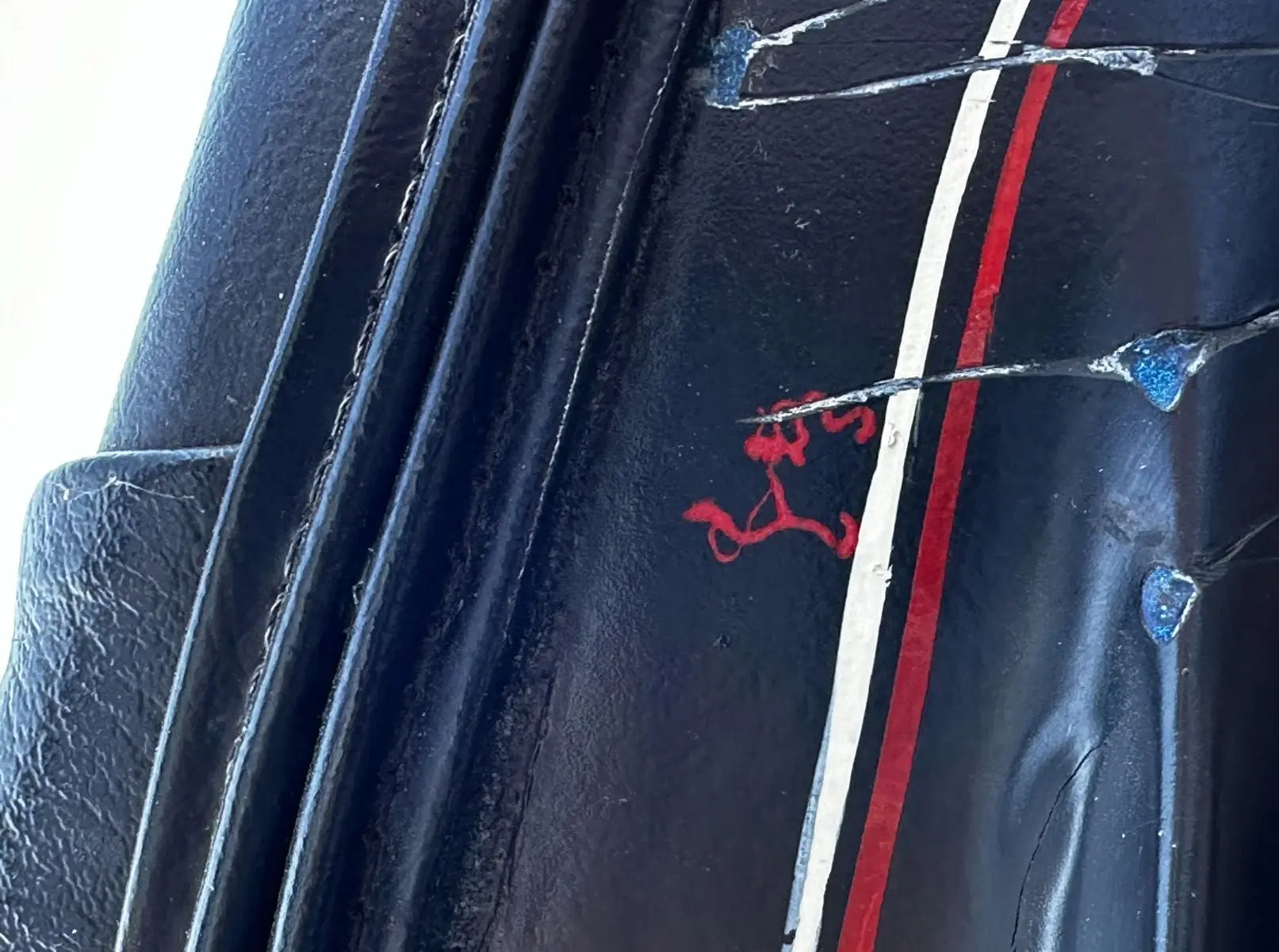 Détail du liseré rouge et blanc peint à la main sur la carrosserie noire du Ford T Hot Rod V8 1923.