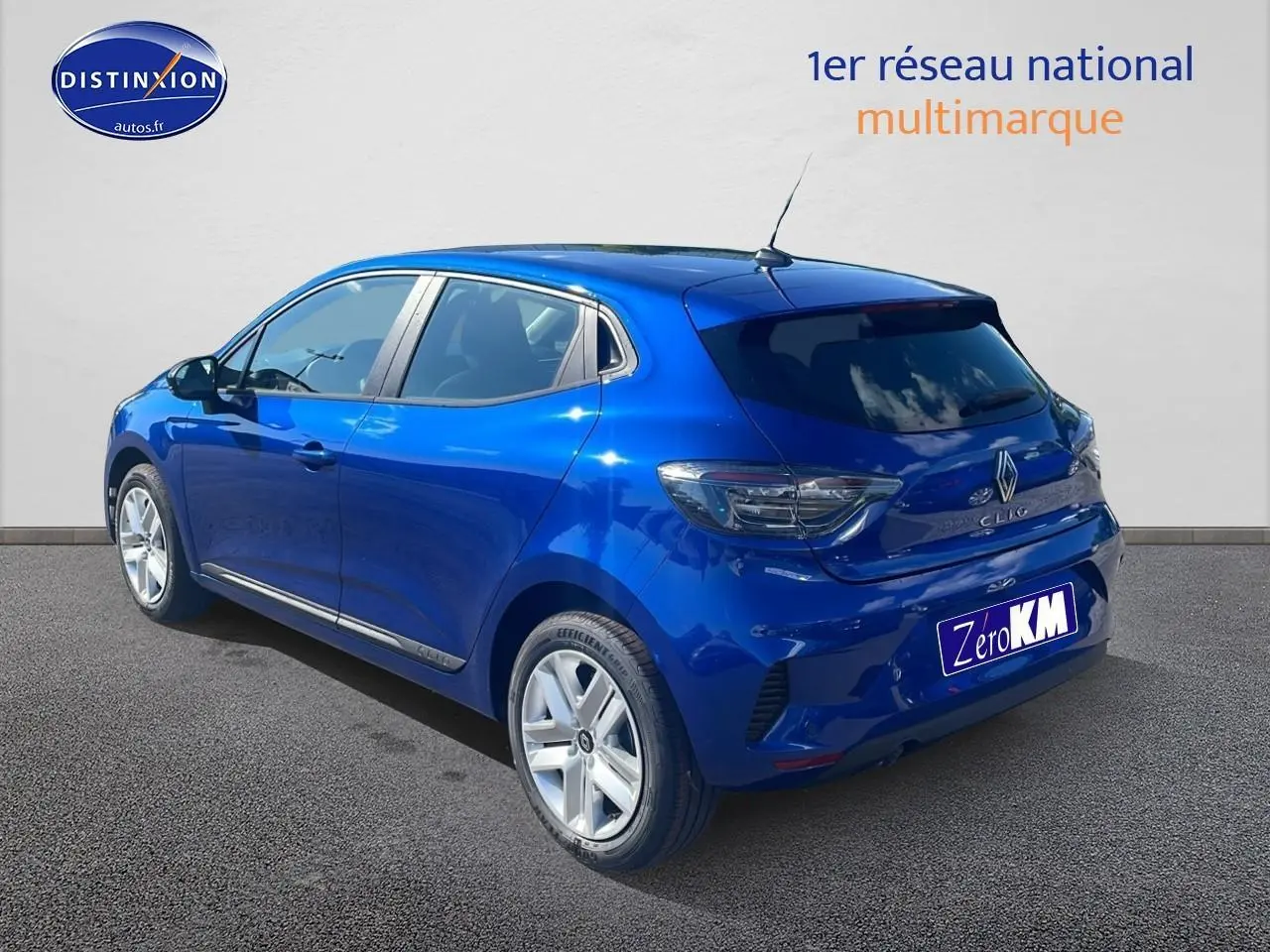 Renault Clio V bleu iron vue 3/4 arrière droit avec feux arrière LED et jantes alliage.