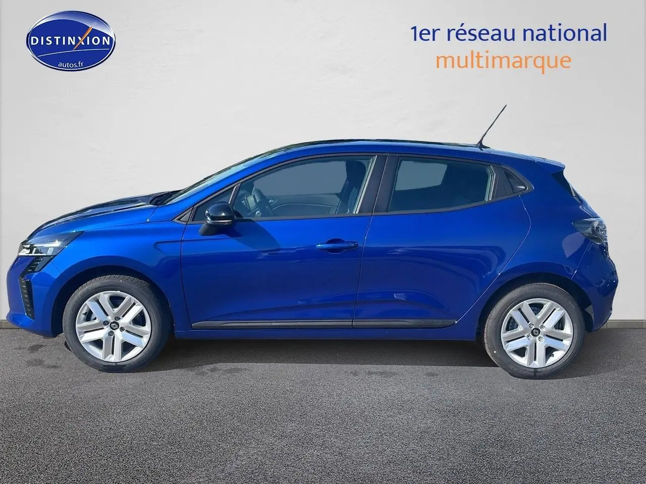 Profil droit d'une Renault Clio V 1.5 dCi 100 Evolution bleu iron avec jantes alliage et poignées ton carrosserie.