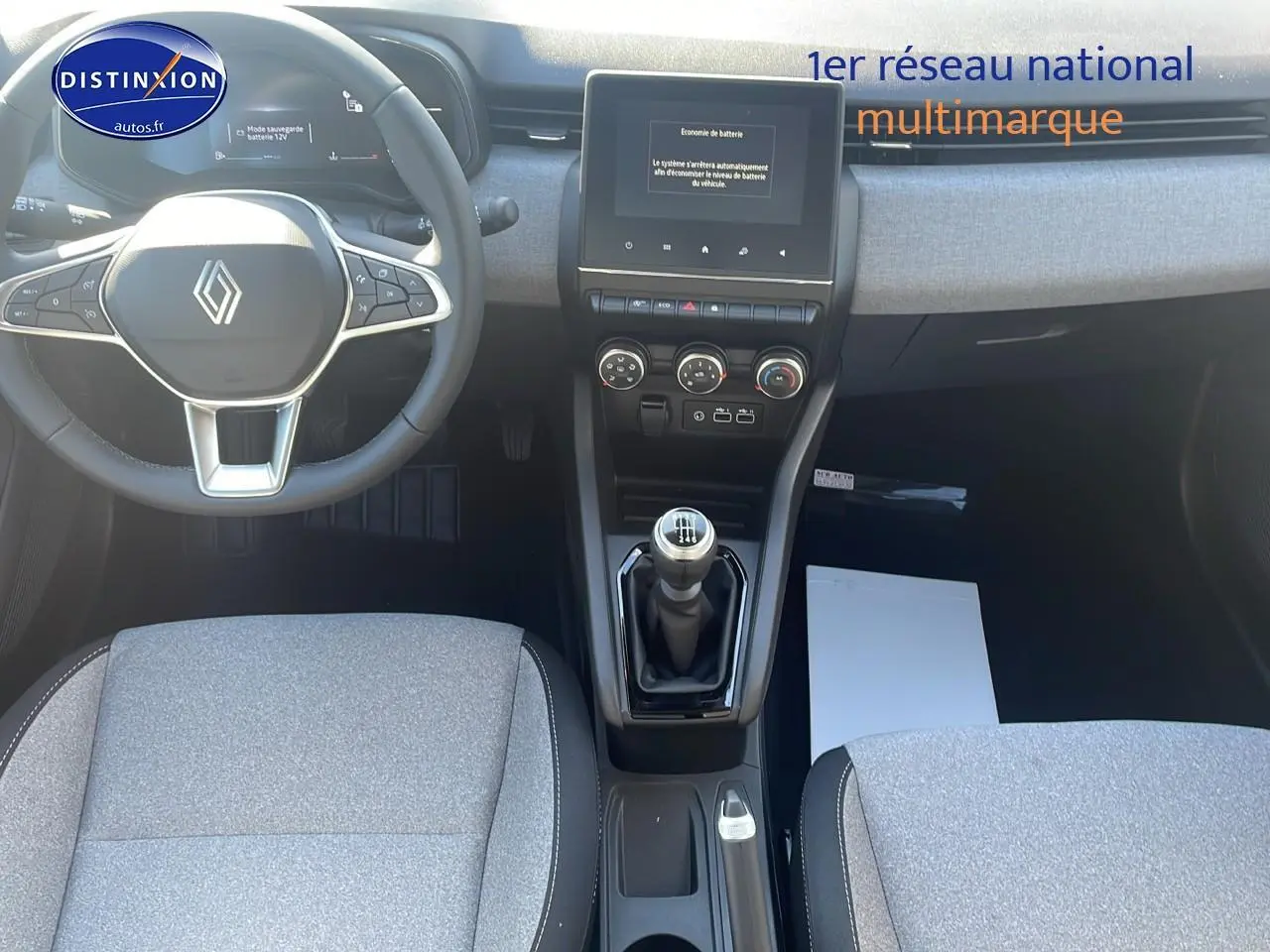 Intérieur Renault Clio V 2025 montrant le volant multifonction, la console centrale avec boîte manuelle et écran tactile.