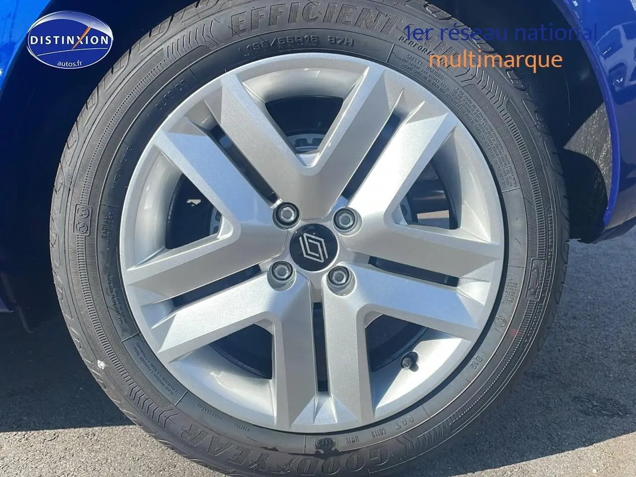 Gros plan sur la jante argentée et le pneu Goodyear d'une Renault Clio V Bleu Iron, côté avant droit.