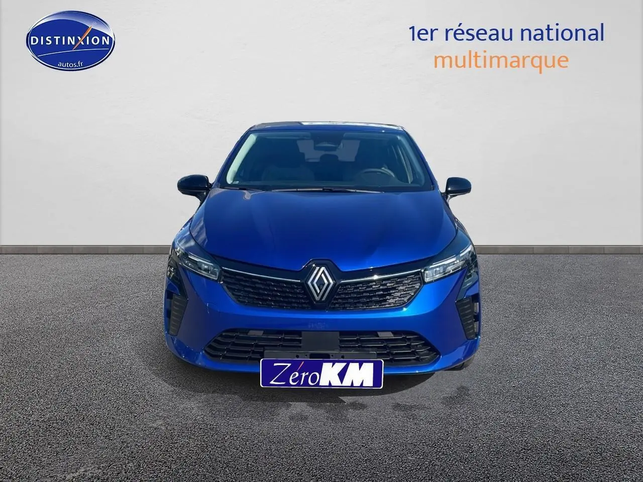 Vue de face d'une Renault Clio V 1.5 dCi 100 Evolution en bleu iron avec calandre noire et logo Renault centré.