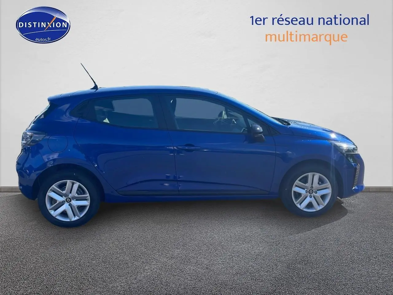 Profil droit de la Renault Clio V bleu iron 2025 avec jantes alliage et poignées ton carrosserie