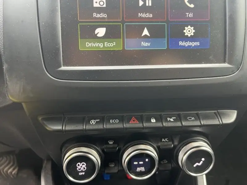 Détail de la console centrale du Dacia Duster 2019 avec écran tactile et commandes climatisation et modes de conduite.