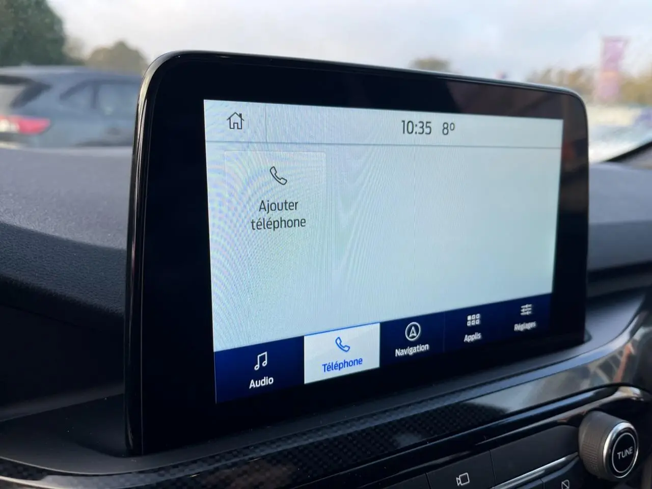 Écran tactile central du Ford Kuga 1.5 EcoBoost 2022 affichant le menu téléphone, vue intérieure rapprochée.
