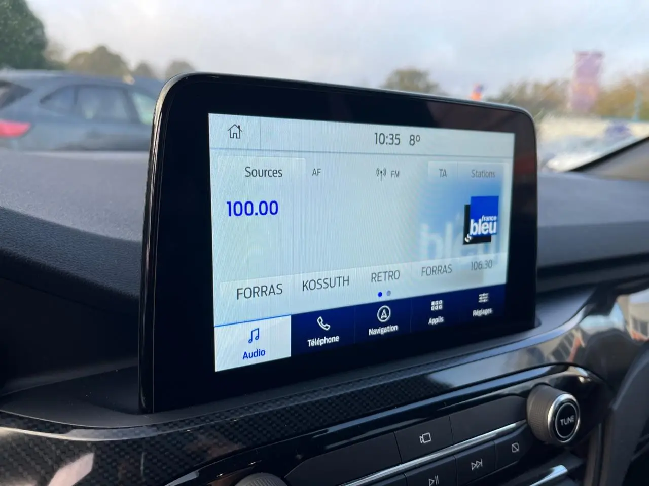 Écran tactile central du Ford Kuga 1.5 EcoBoost 2022 affichant la radio FM avec interface Ford SYNC 3.